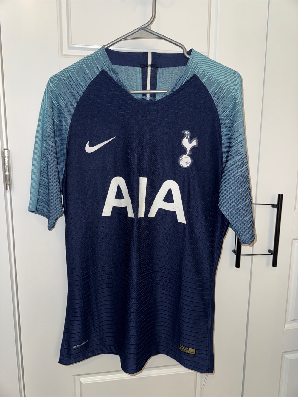 Men’s Nike 2018 Tottenham Jersey - size Medium